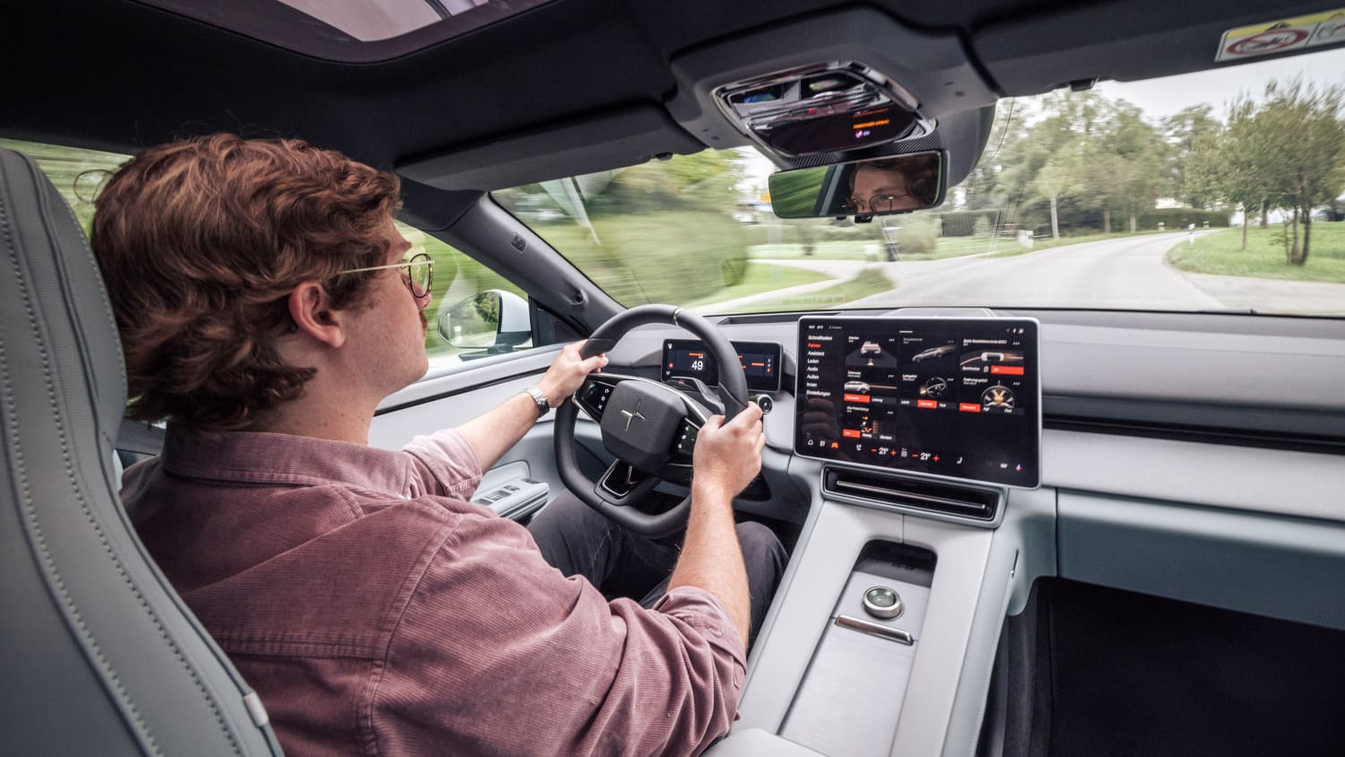 Redakteuer Andreas Huber am Lenkrad des Polestar 4