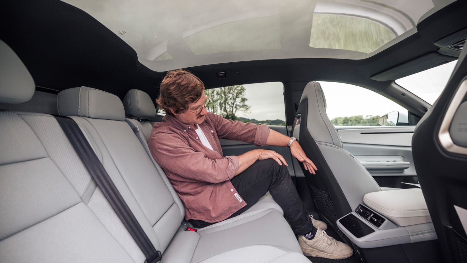 Redakteuer Andreas Huber auf der Rückbank des neuen Polestar 4