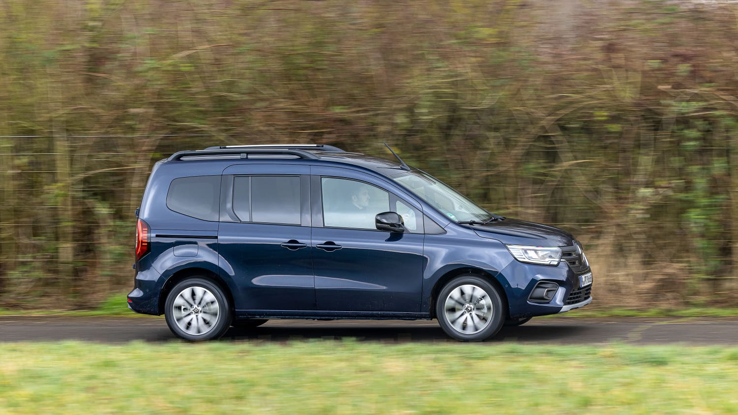 Renault Kangoo ETech Electric seitliche Ansicht während dem Fahren