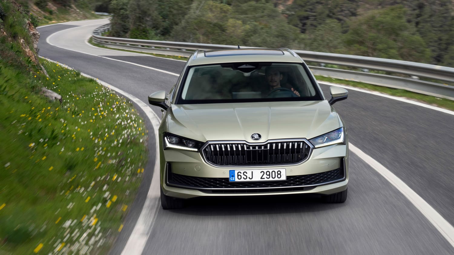 Frontansicht eines fahrenden Skoda Superb