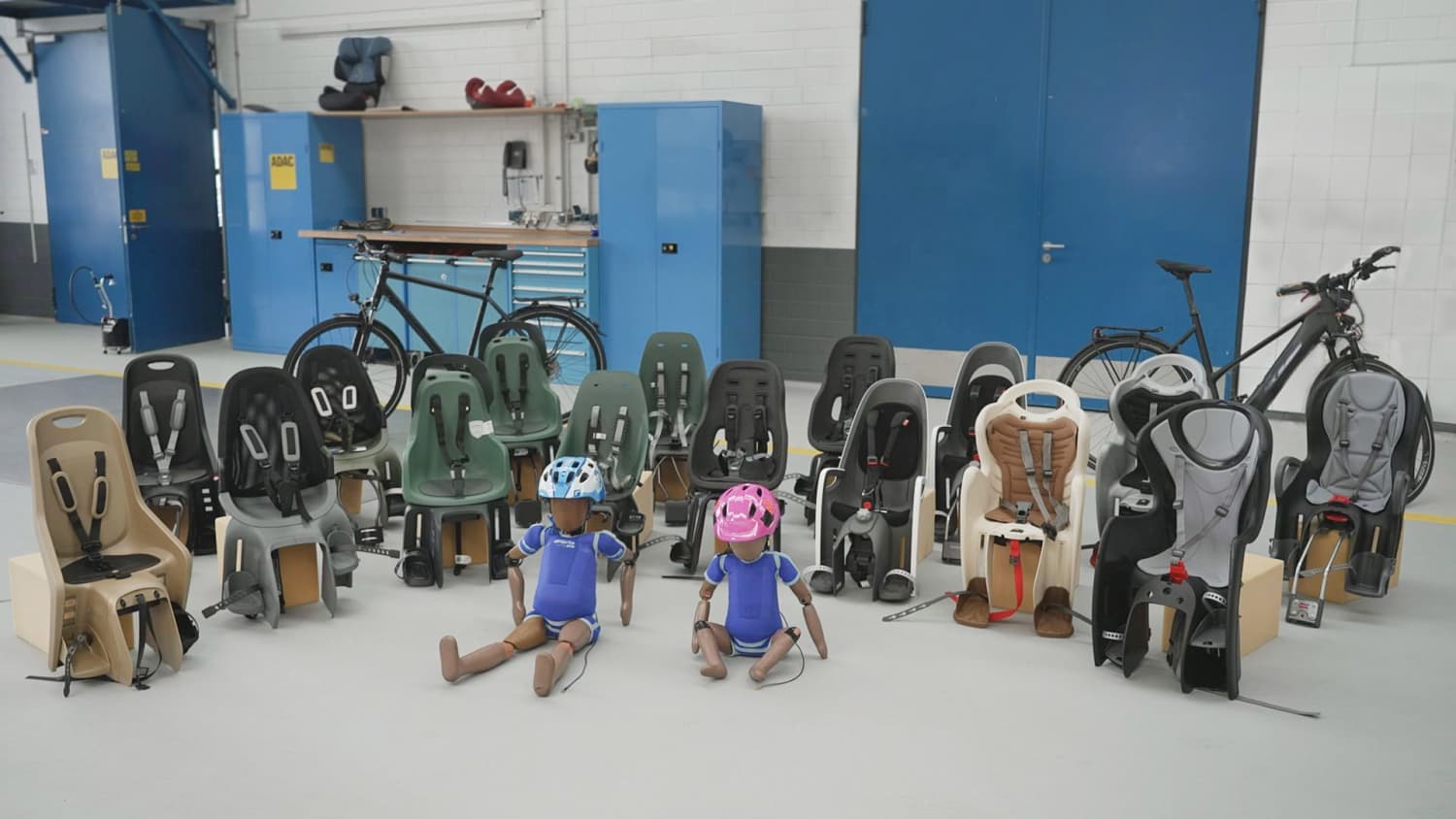 Beim Crashtest des ADAC Kindersitztest im ADAC Testzentrum in Landsberg
