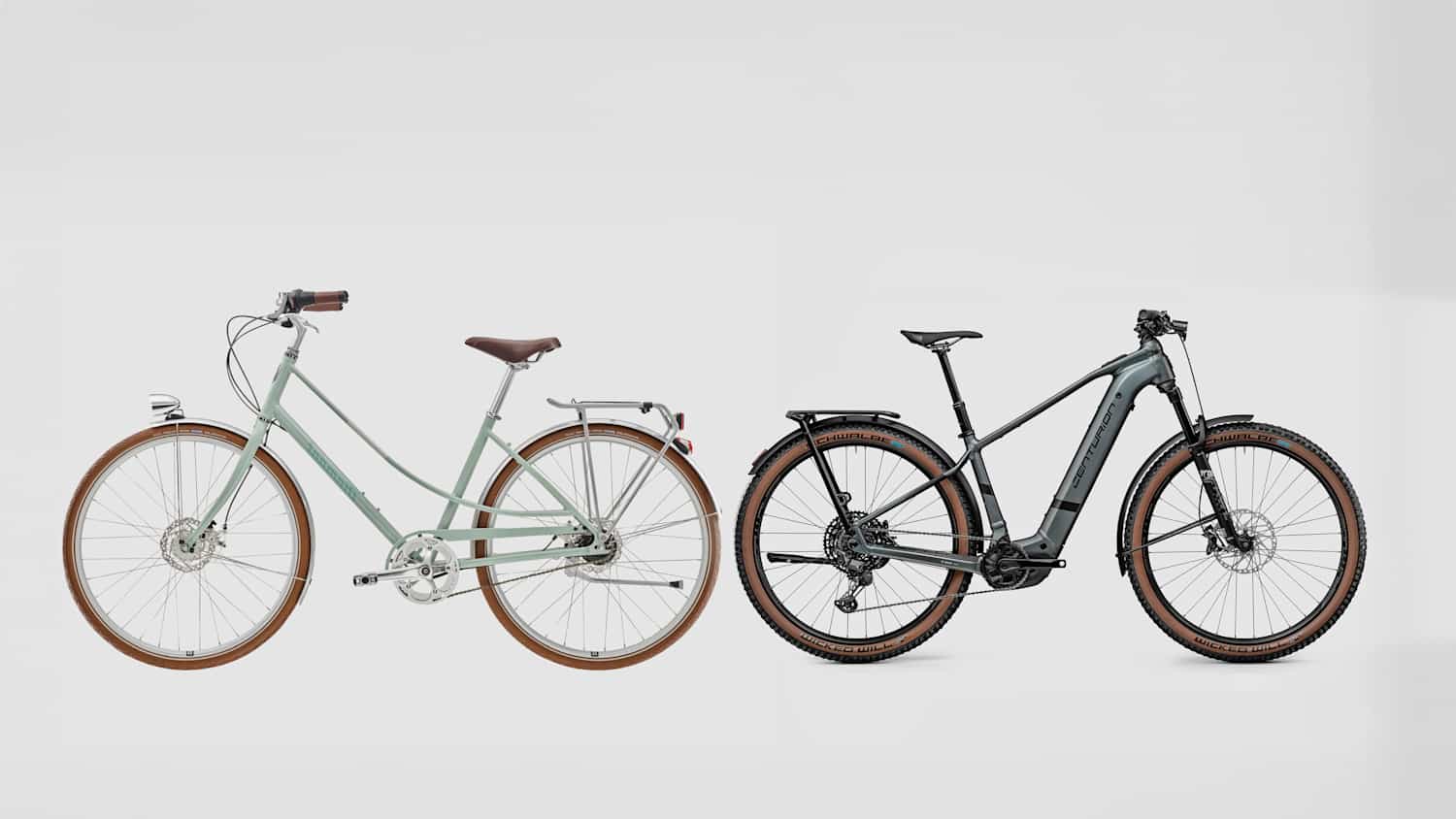 Zwei Fahrräder im Vergleich Citybike und E-Mountainbike stehen nebeneinander vor hellem Hintergrund