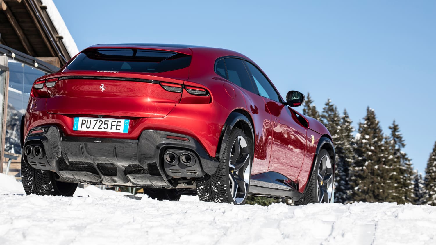 Rückansicht eines roten Ferrari Purosangue SUV's im Schnee