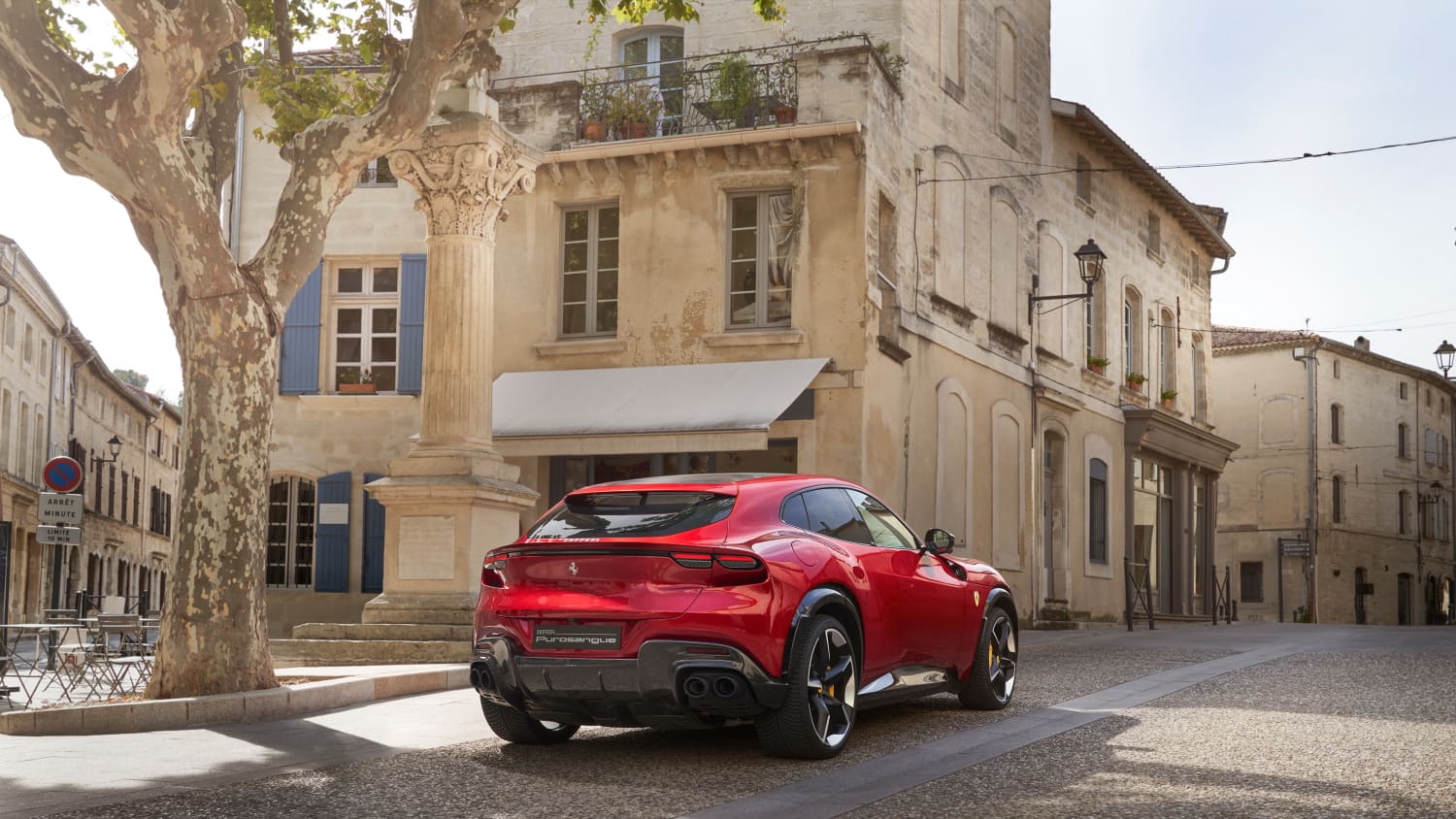 Rückansicht eines roten Ferrari Purosangue SUV in einer italienischen Altstadt