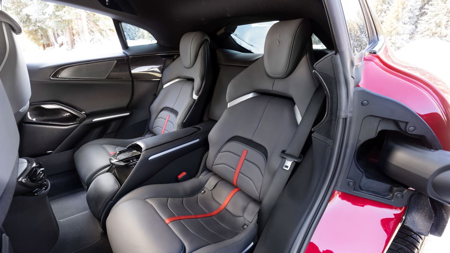 Die sportlichen Rücksitze im roten Ferrari SUV Purosangue