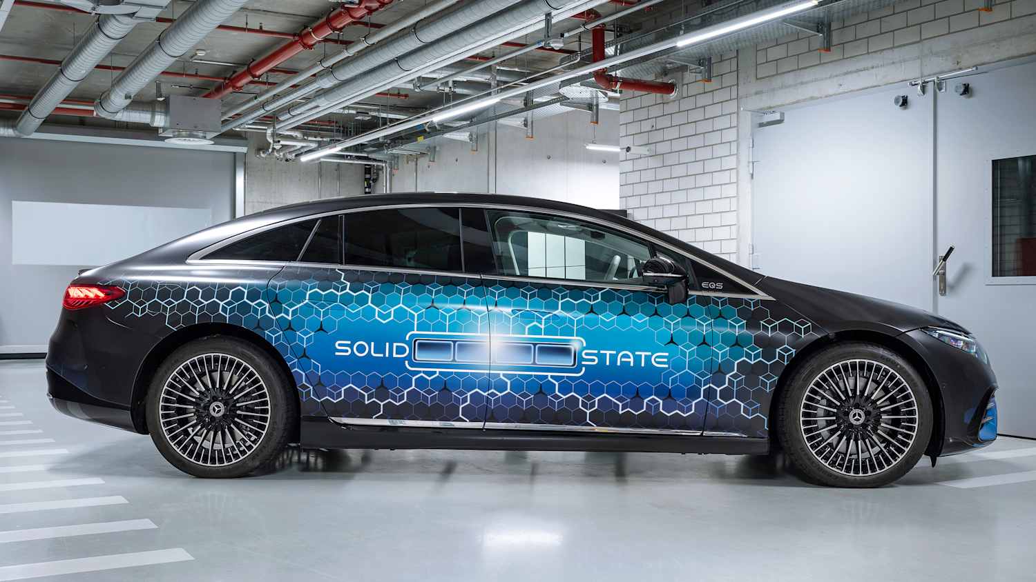 Seitenansicht eines stehenden Mercedes