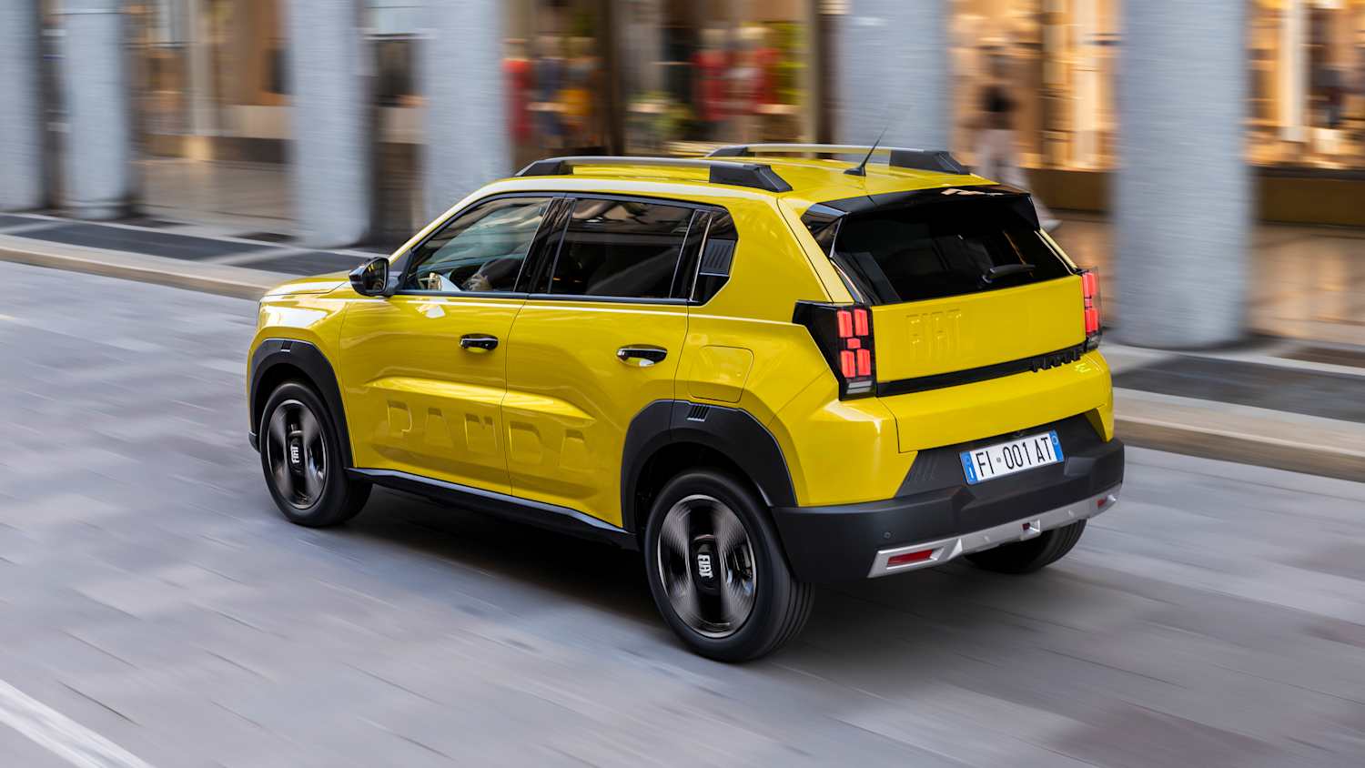 Heck und seitenansicht eines fahrenden Fiat Grande Panda