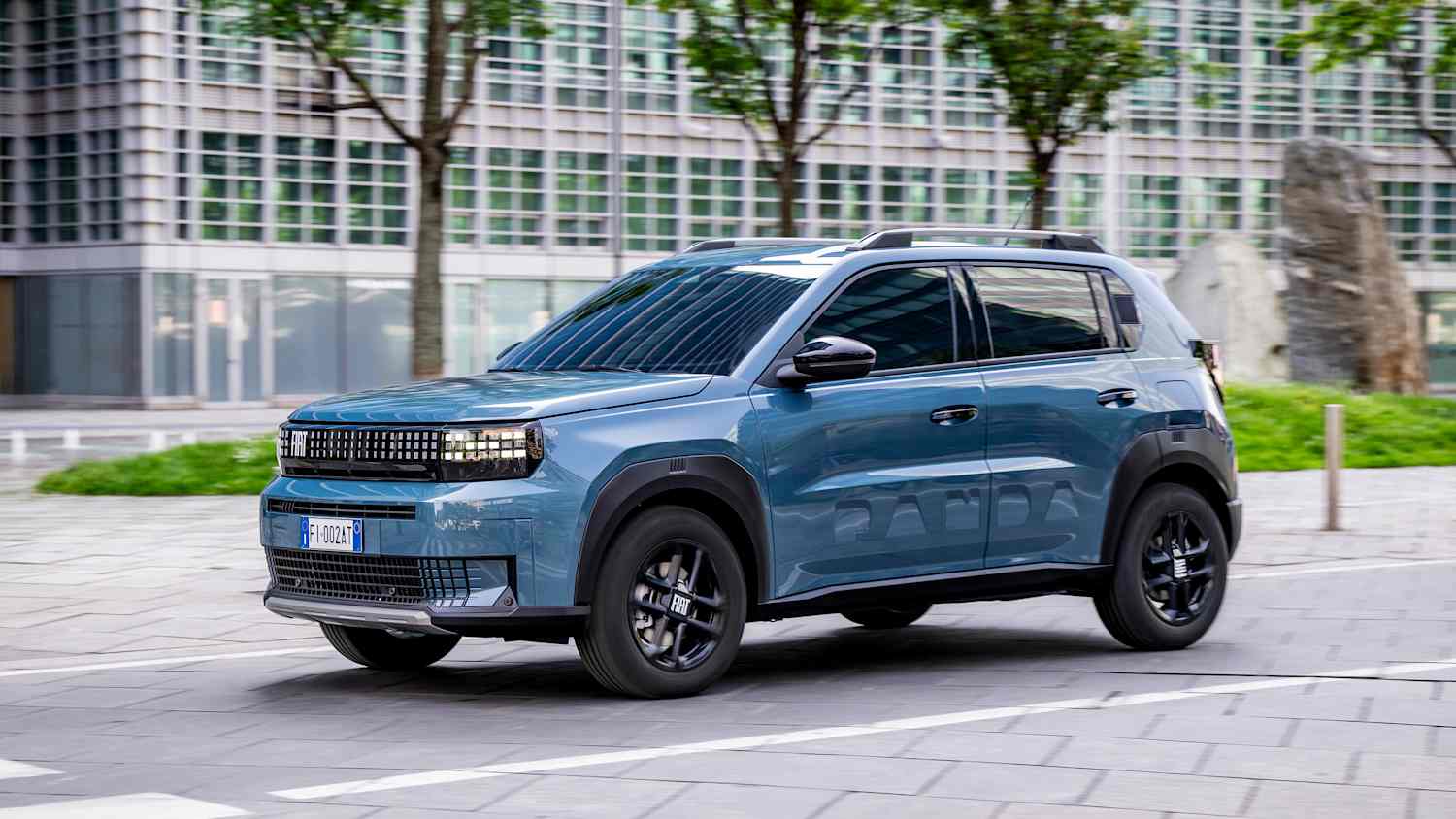 Der neue Fiat Panda Grande Hybrid fährt auf der Straße
