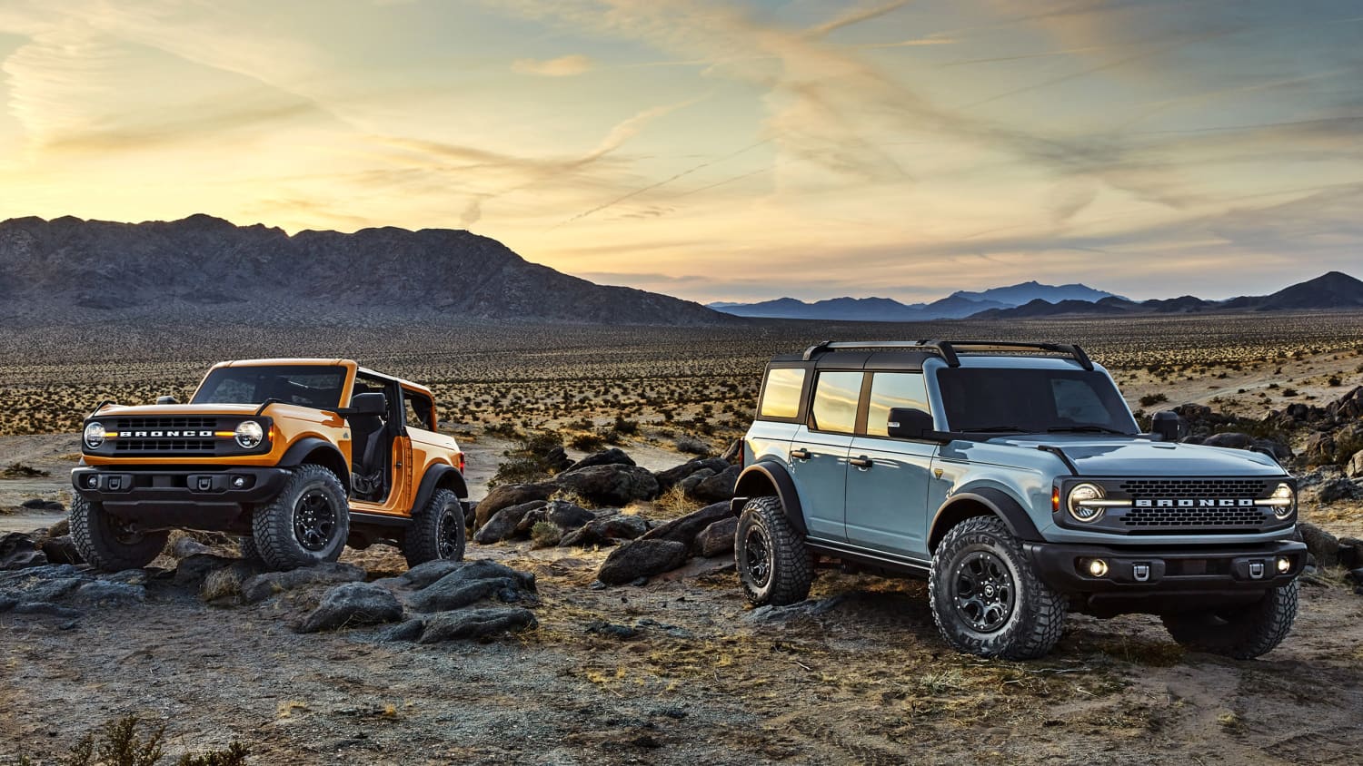 Zwei Jeeps Ford Bronco stehen in einer Steinwüste