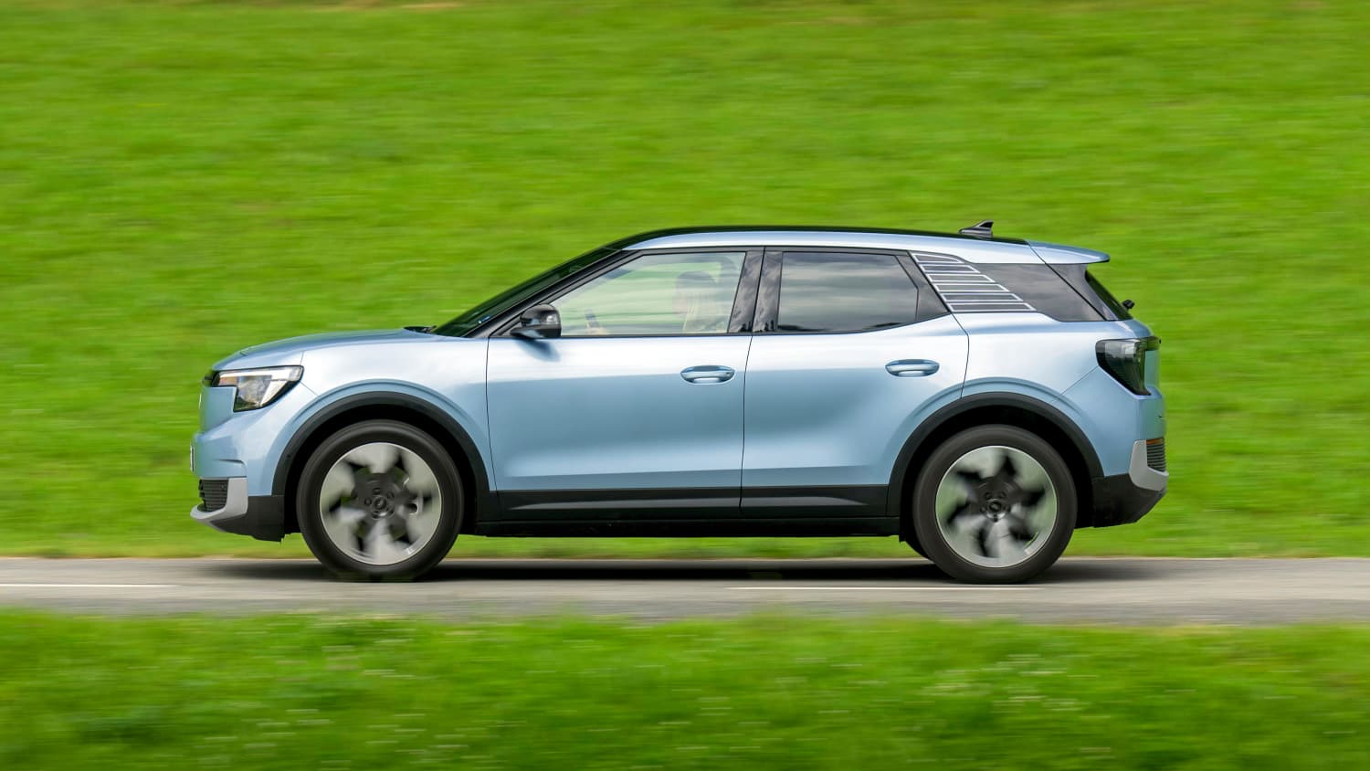 Seitenansicht eines Ford Explorer BEV