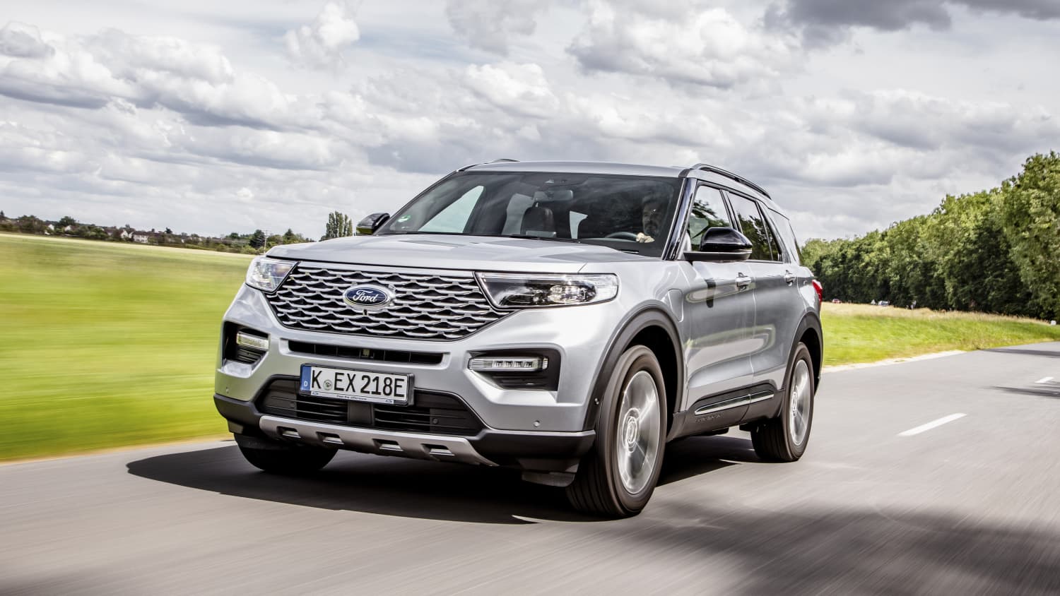 Ein Ford Explorer fährt auf einer Strasse