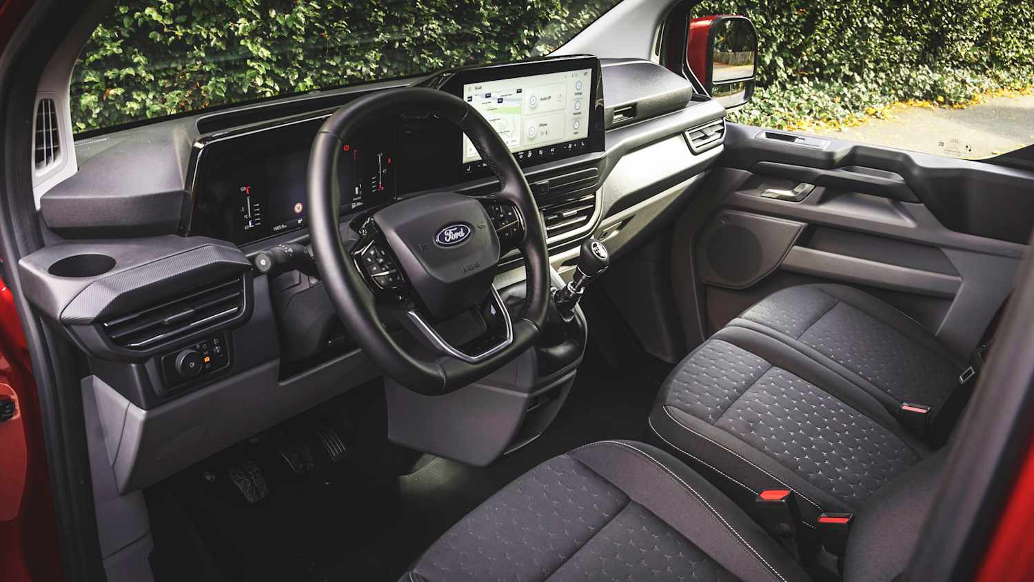 Das Cockpit des Ford Transit Plug in Hybrid und Elektro