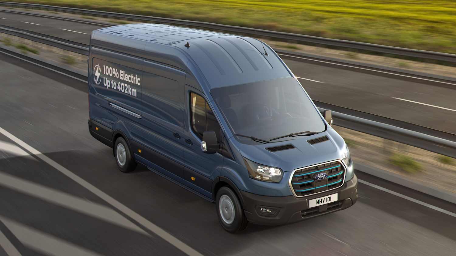 Der Ford Transit Plug in Hybrid und Elektro fährt auf der Autobahn