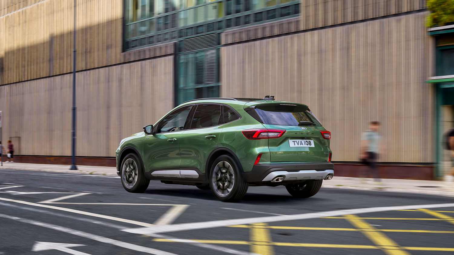 Der Ford Kuga Active fahrend von hinten fotografiert