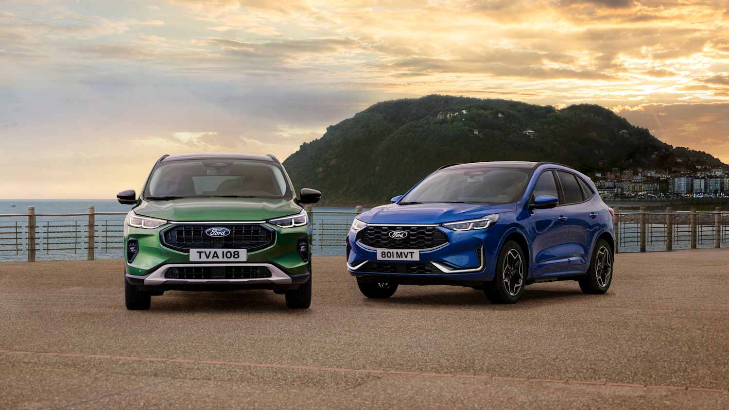 Zwei Ford Kuga Active stehend frontal fotografiert