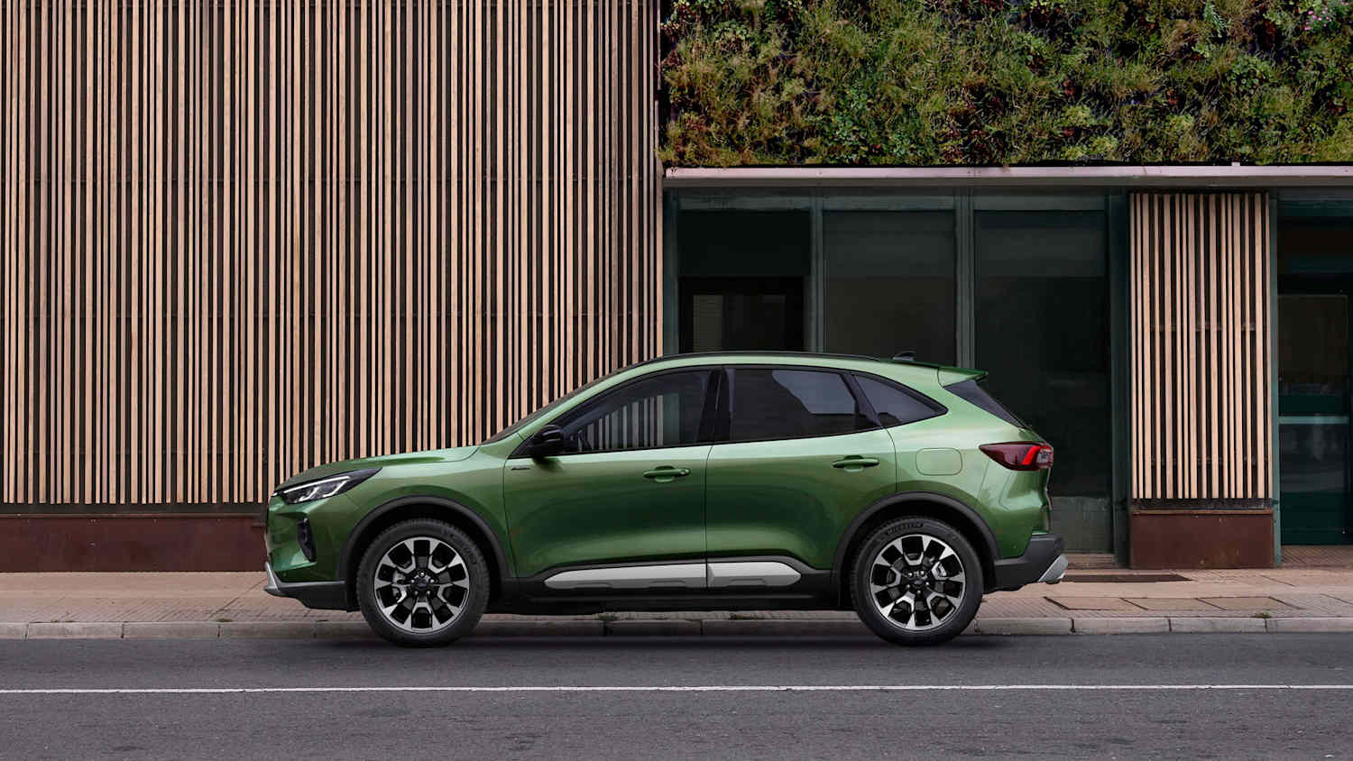 Der Ford Kuga Active stehend seitlich fotografiert