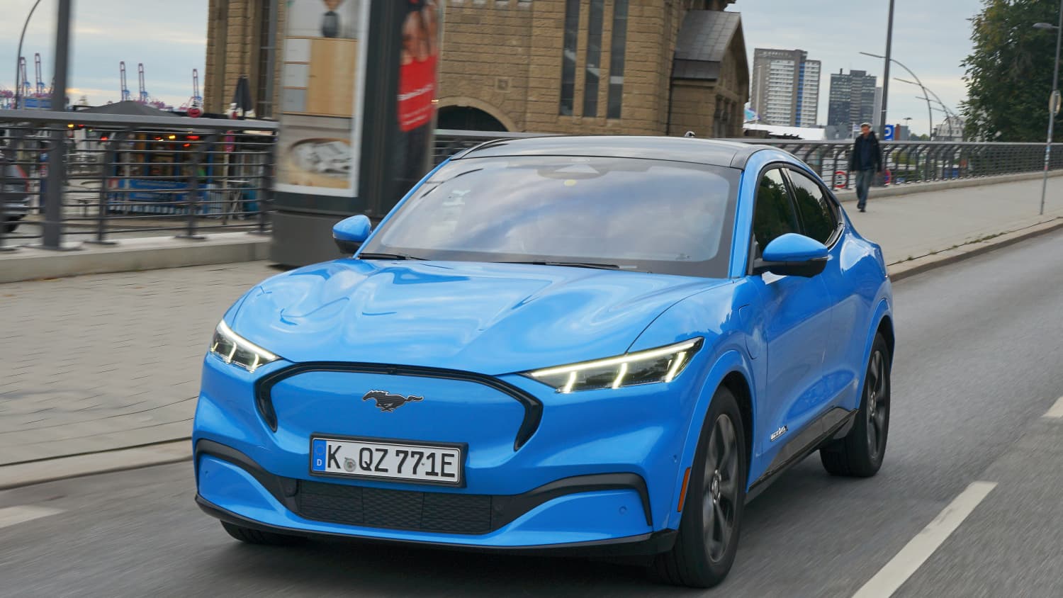 Der neue Ford Mustang MACH-E fährt auf einer Strasse