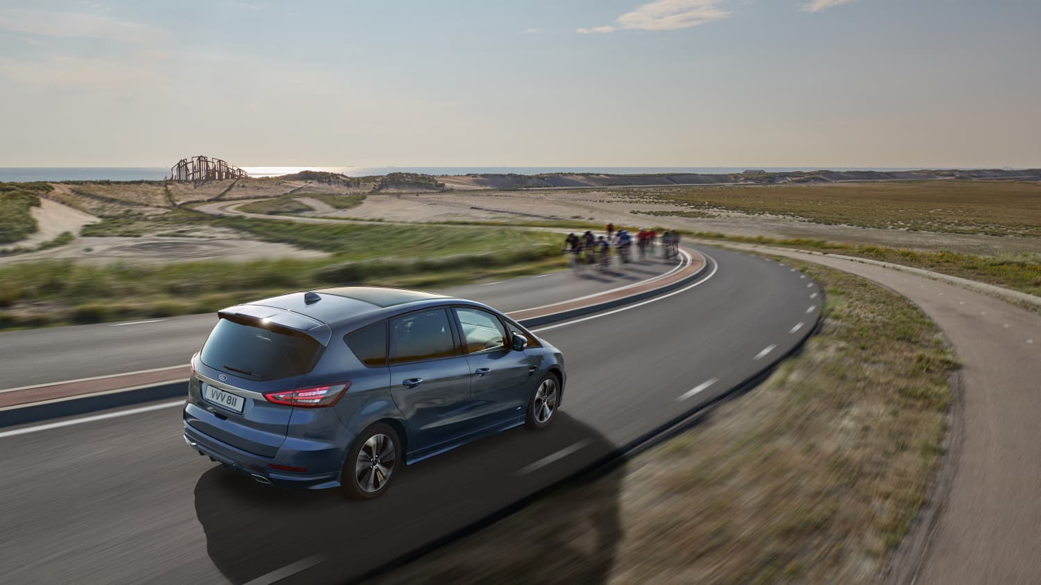 Ein Ford S-Max fährt auf einer Strasse