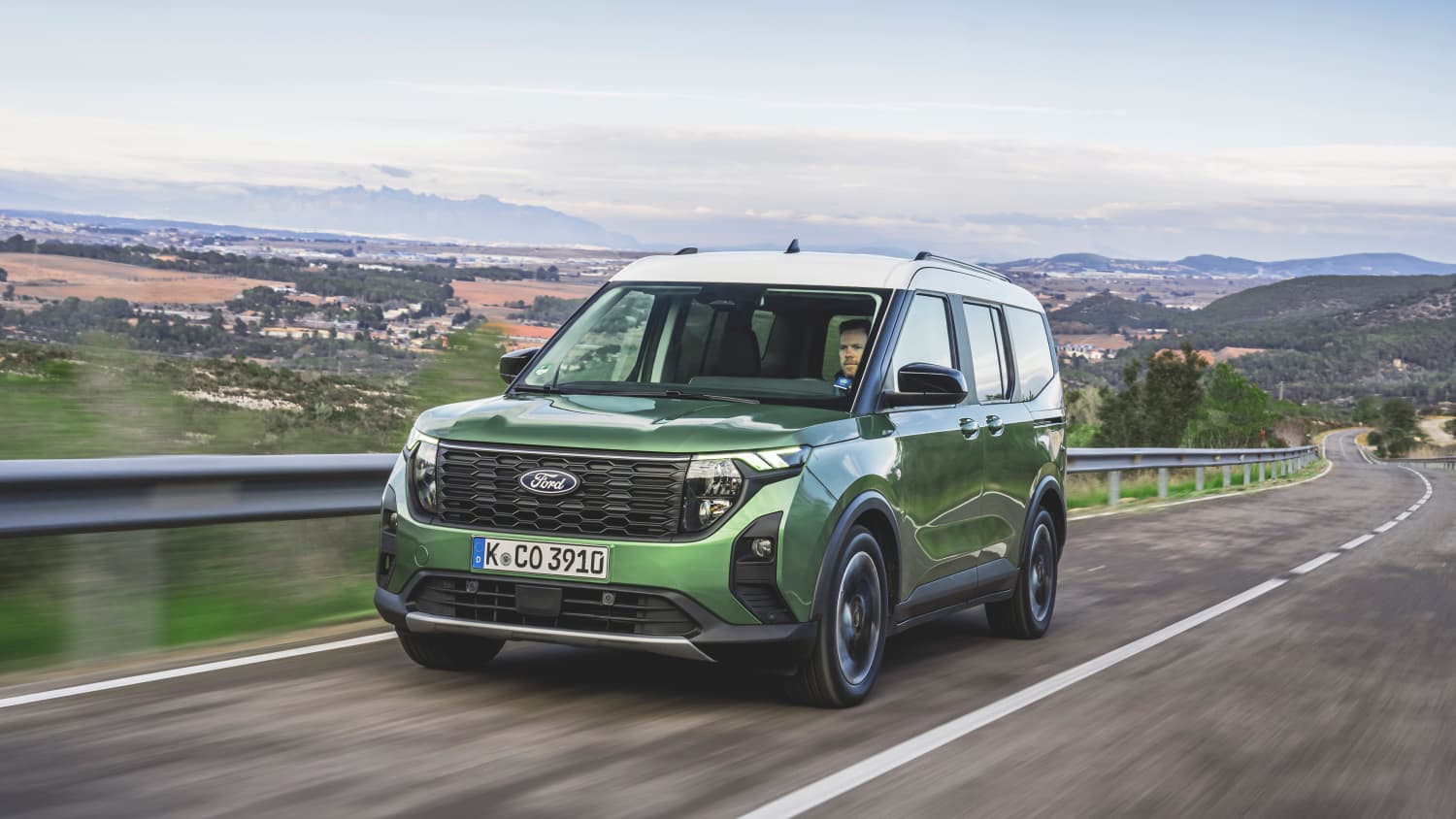 Frontansicht eines fahrenden Ford Tourneo Courier