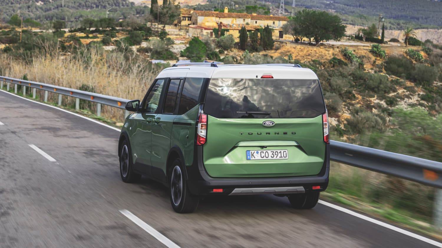 Heckansicht eines fahrenden Ford Tourneo Courier