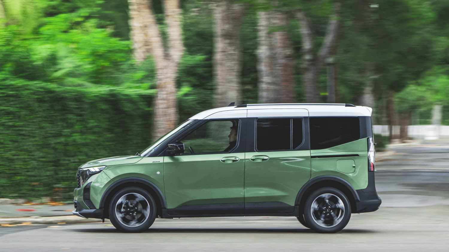 Seitenansicht eines fahrenden Ford Tourneo Courier