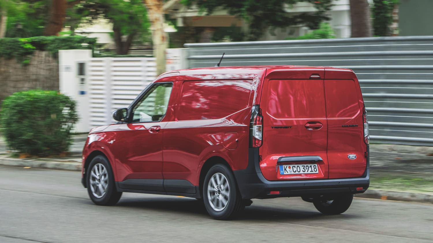 Heckansicht eines fahrenden Ford Transit Courier