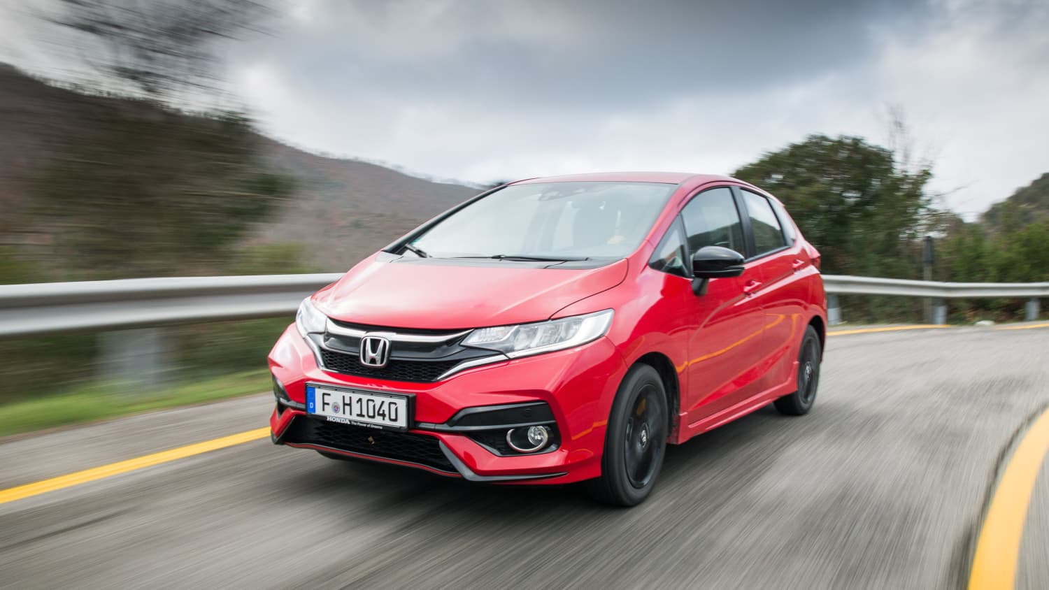 Frontansicht eines fahrenden Honda Jazz