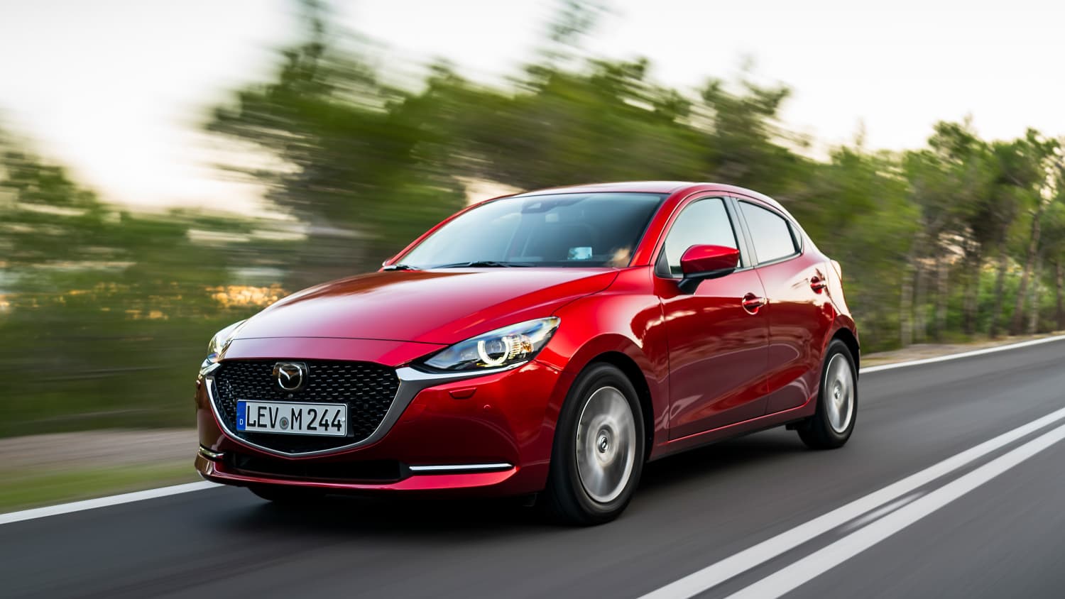 Frontansicht eines fahrenden Mazda2