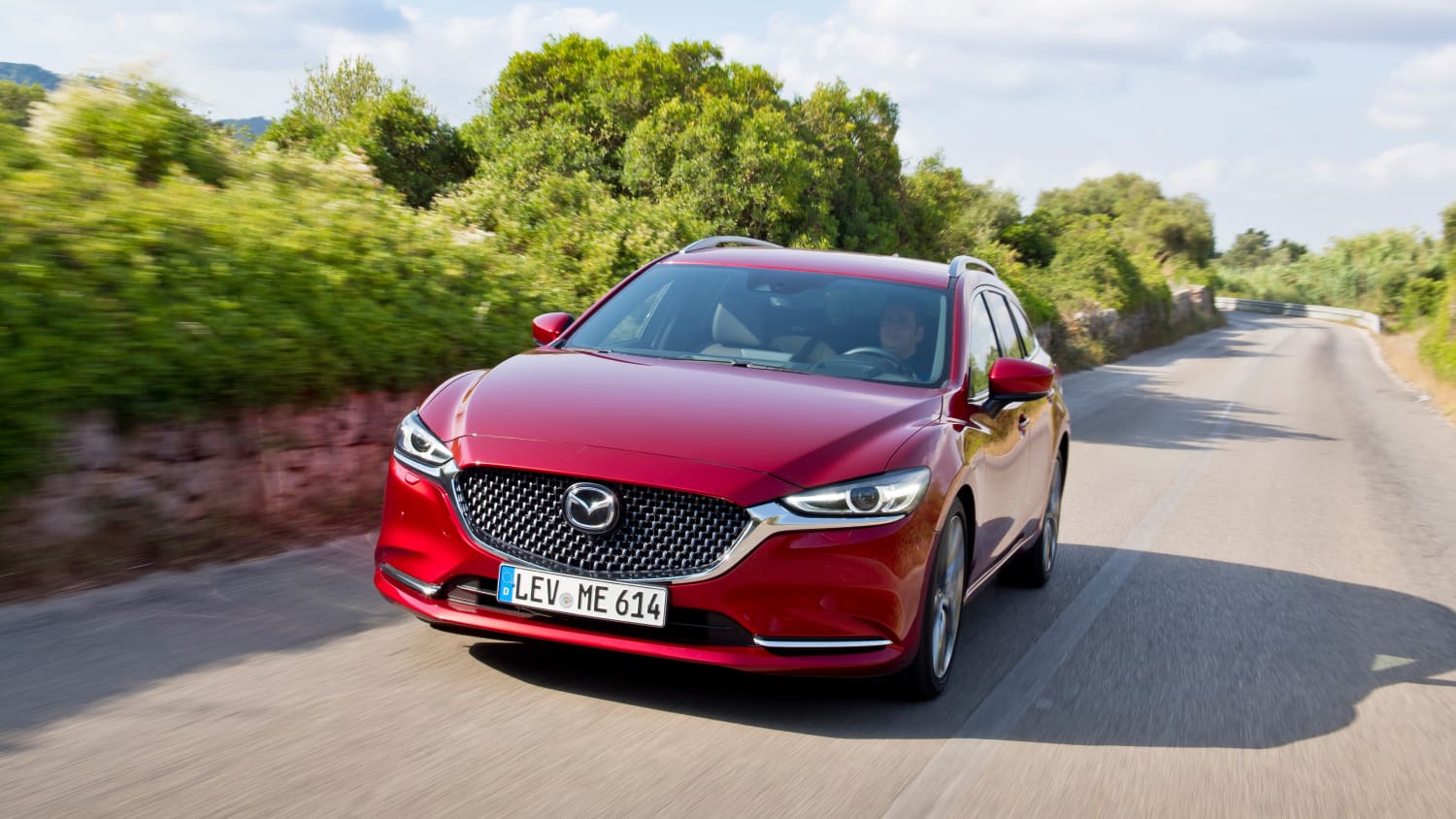 Frontansicht eines fahrenden Mazda 6