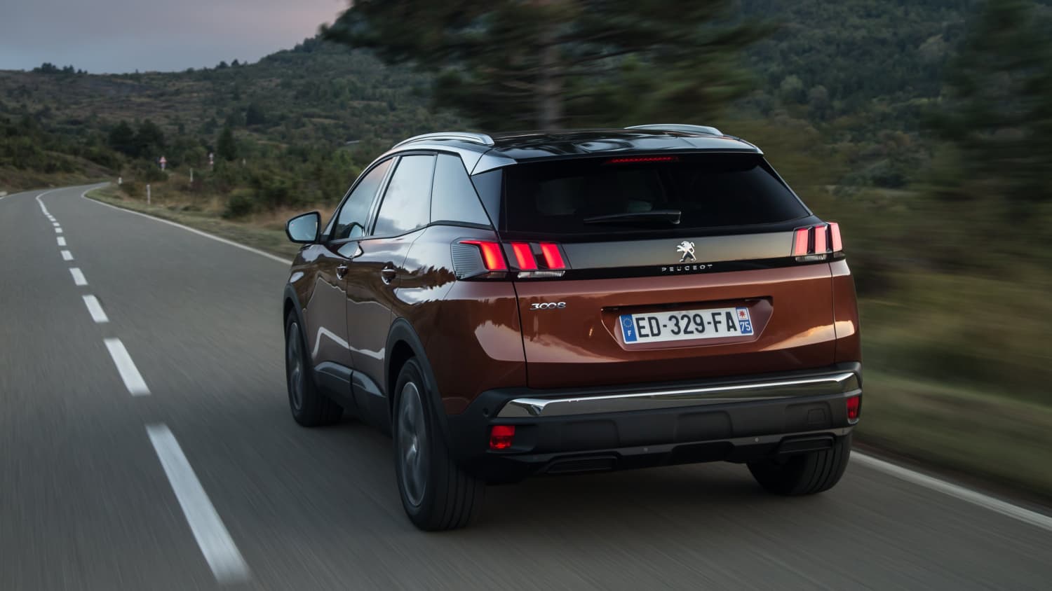 Heckansicht eines fahrenden Peugeot 3008