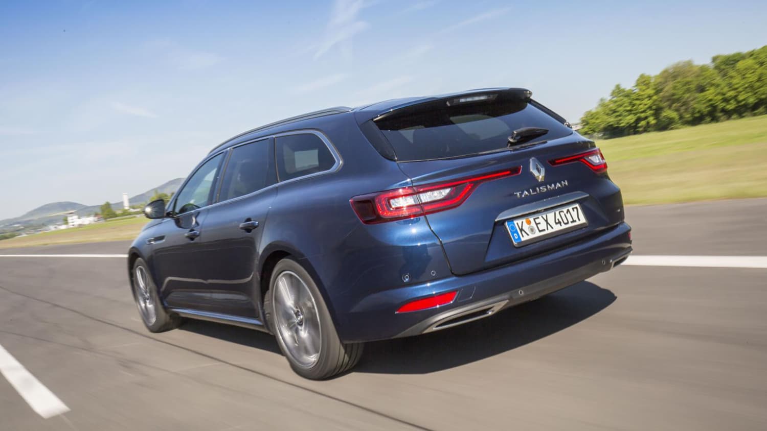 Heckansicht eines fahrenden Renault Talisman