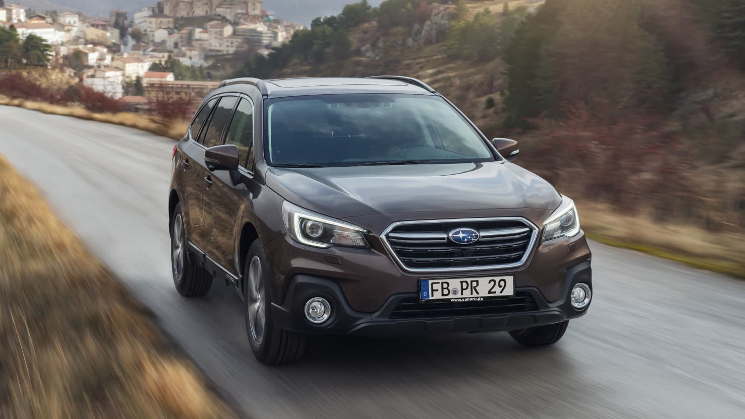 Frontansicht eines fahrenden Subaru Outback
