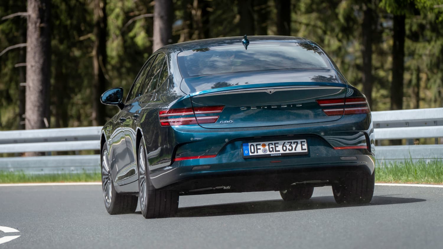 Heckansicht eines fahrenden Genesis electrified G80