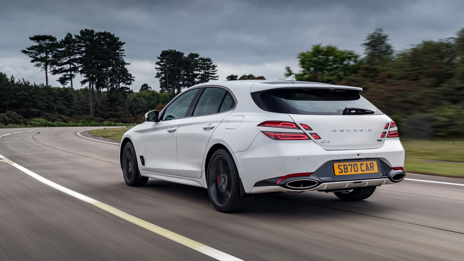 Ein weißer Genesis G70 fahrend von hinten zu sehen
