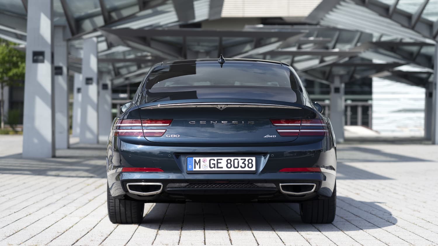 Das Heck des Genesis G80 stehend