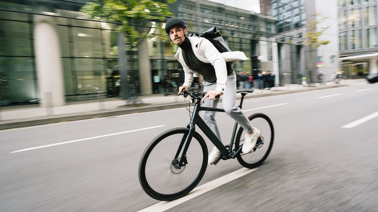 Ein Mann der auf einem Coboc Gravelbike durch die Stadt fährt