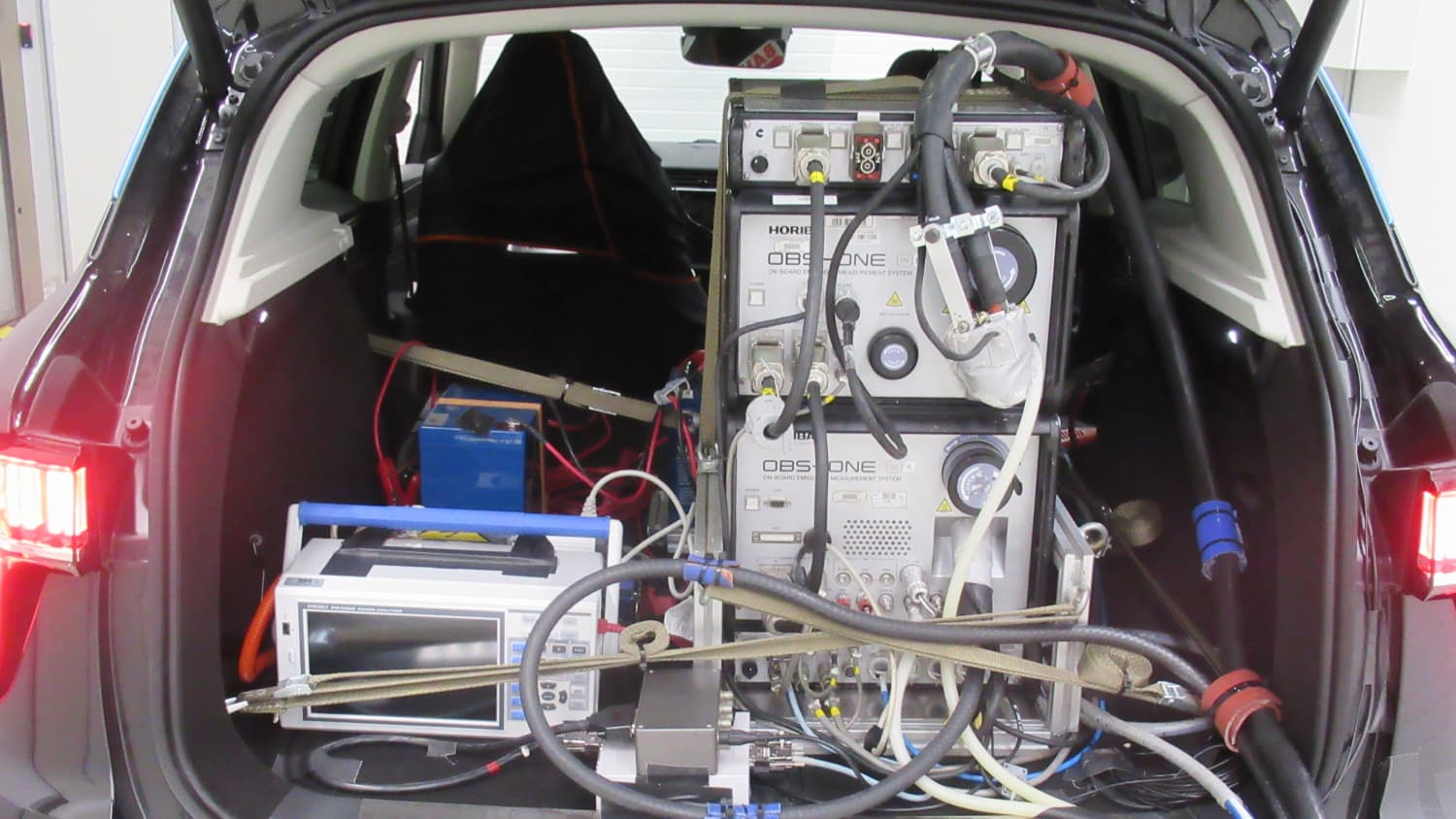 Technik im Kofferraum eines Autos beim Green NCAP Juli 22