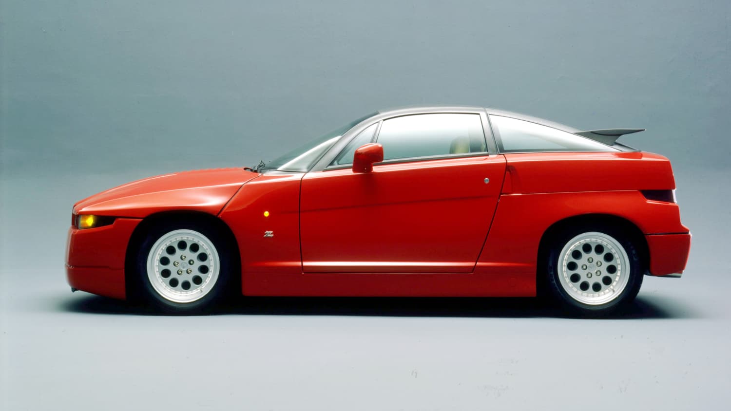 roter Alfa Romeo steht im Studio