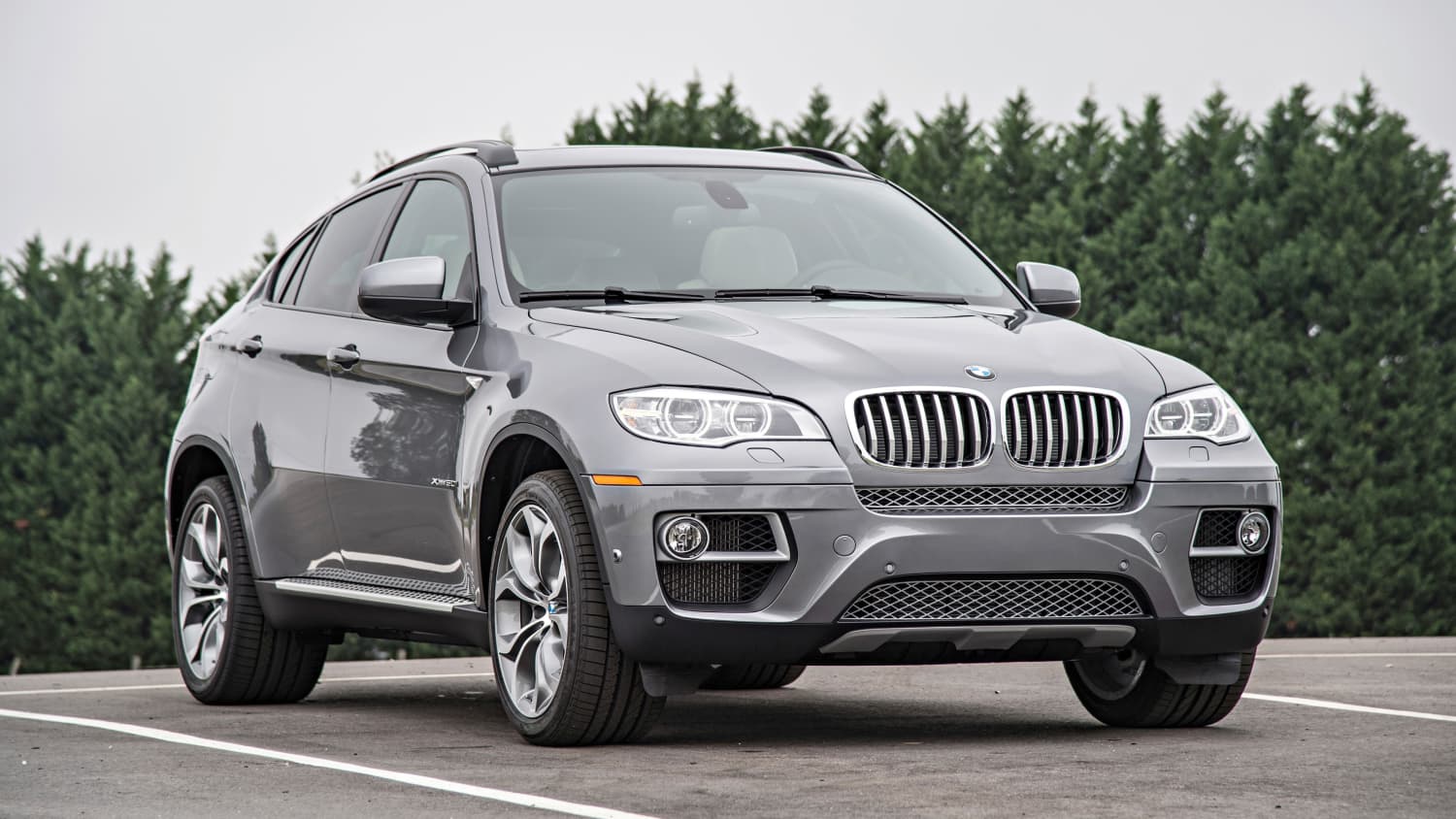 silberner BMW X6 steht auf einem Parkplatz