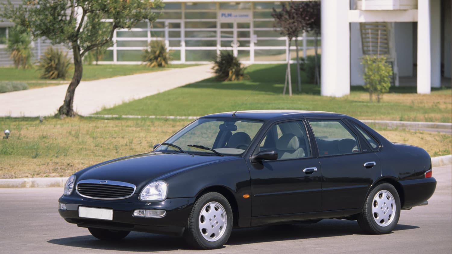 der Ford Scorpio von der Seite