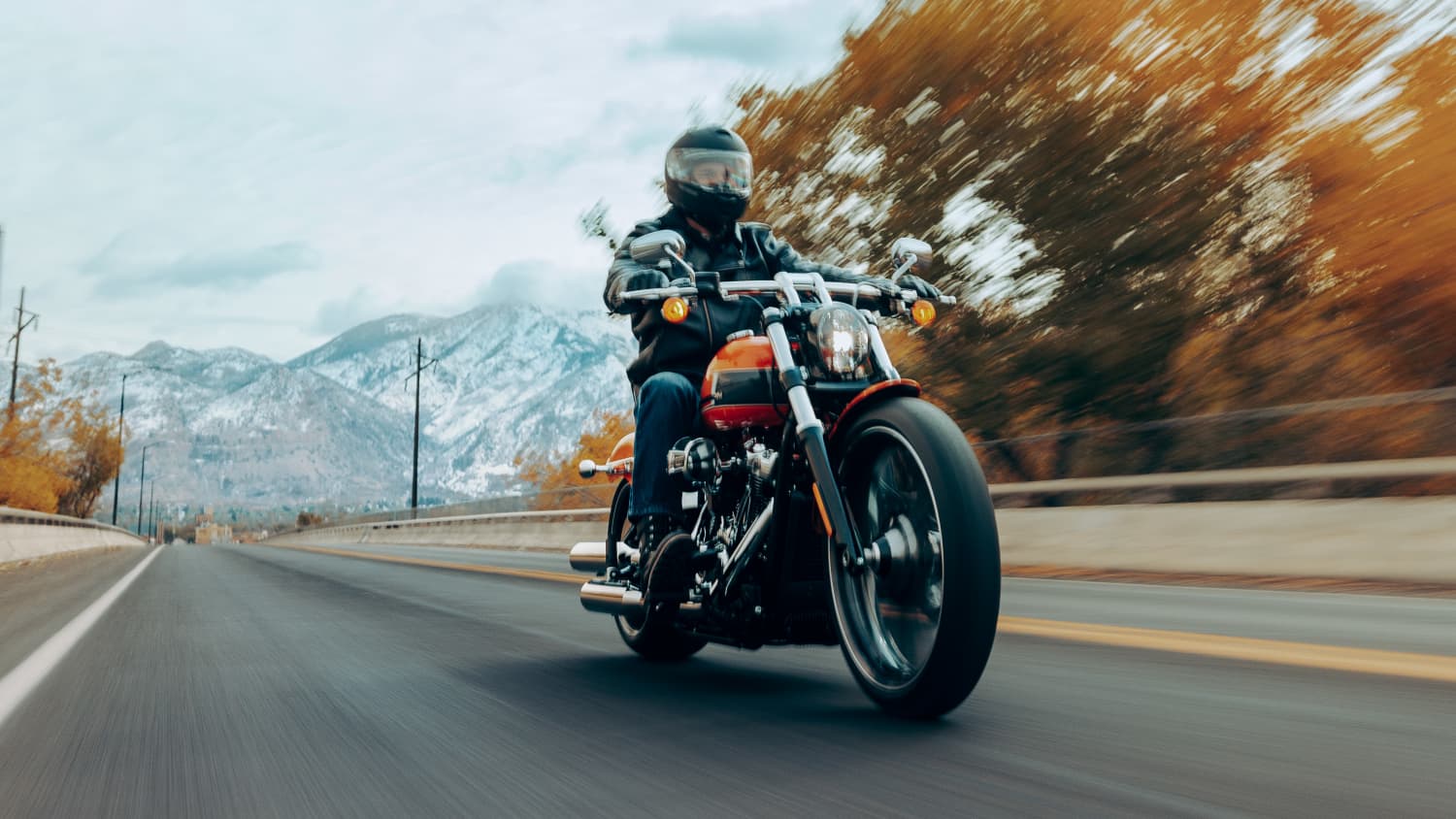 Front und Seitenansicht der fahrenden Harley-Davidson Breakout 117