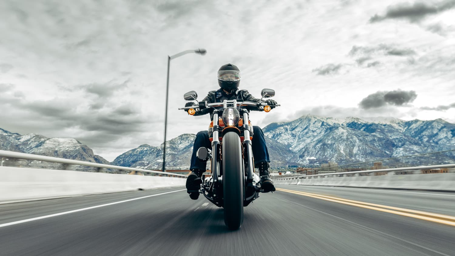 Frontansicht eines fahrenden Harley-Davidson Breakout 117