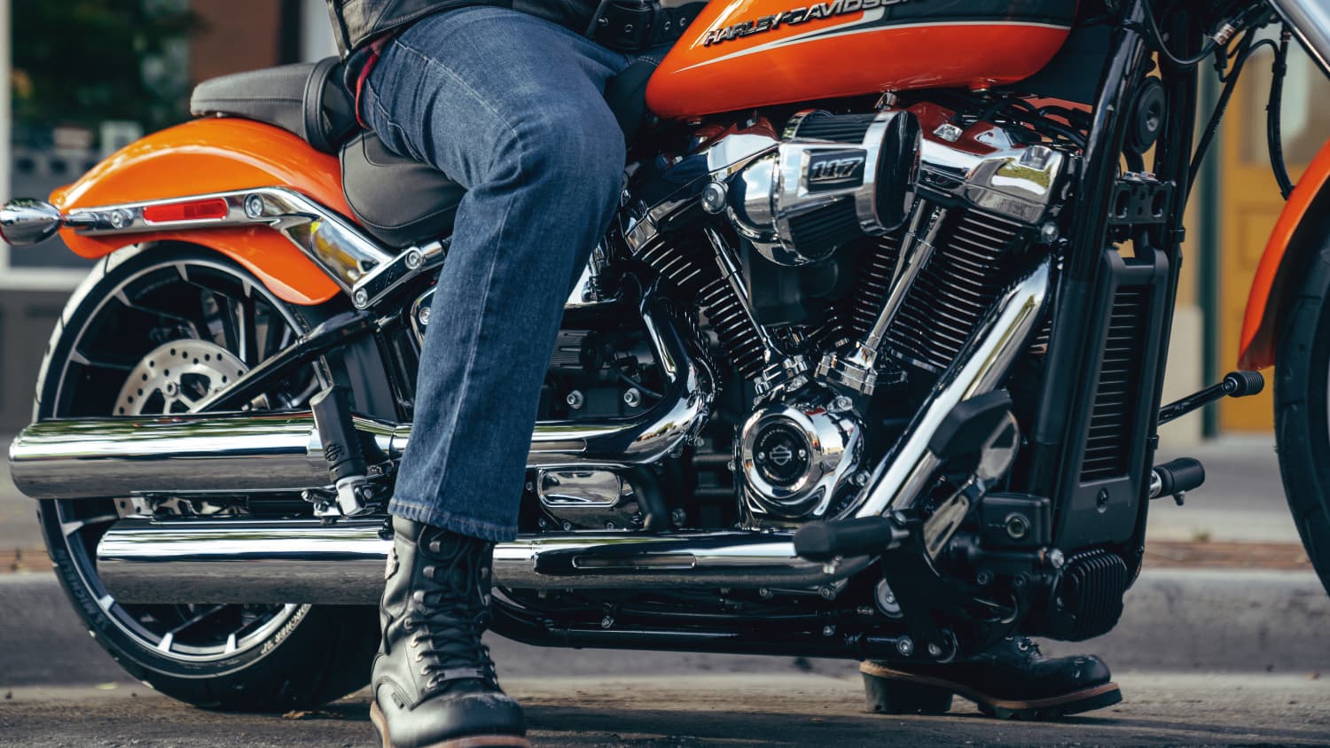 Seiten- und Motordetail der Harley-Davidson Breakout 117