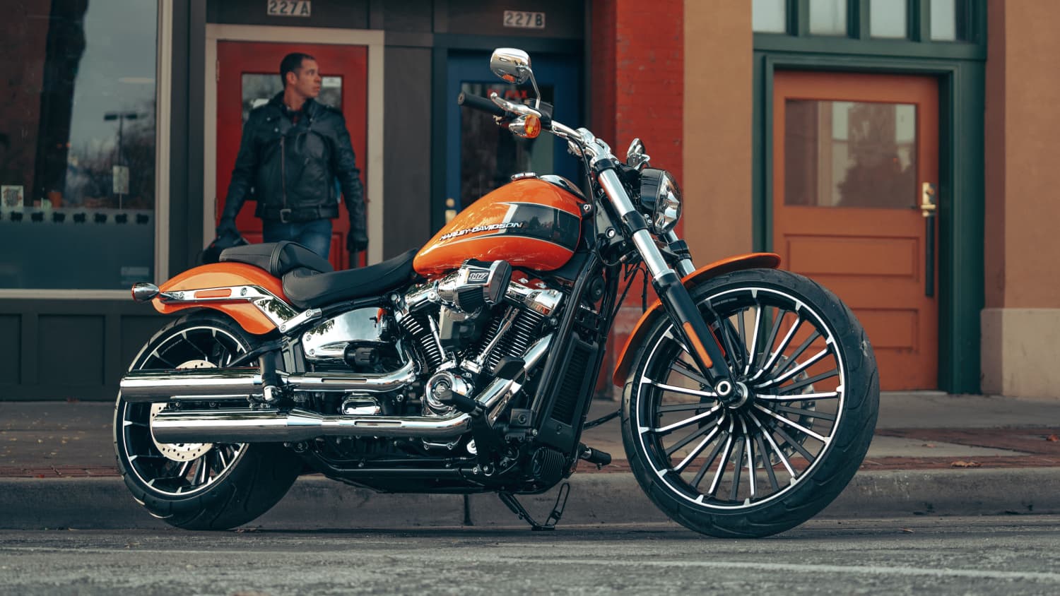 Seitenansicht einer stehenden Harley-Davidson Breakout 117
