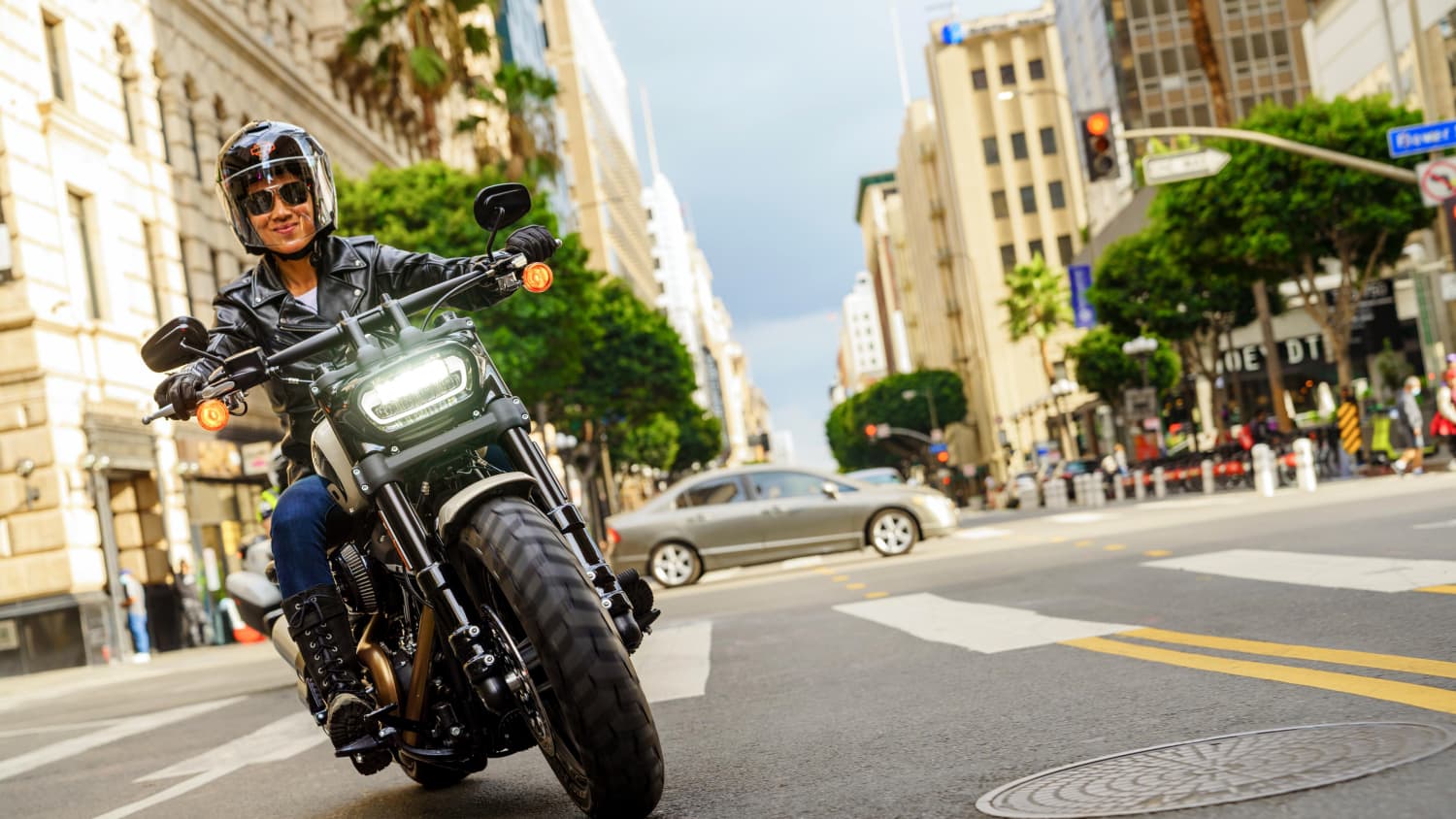 Fahraufnahme der Harley Davidson Model Fat Bob von vorne