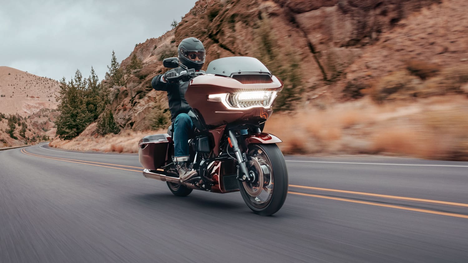 Ein Mann fährt auf einer Harley-Davidson Road Glide auf einer STraße