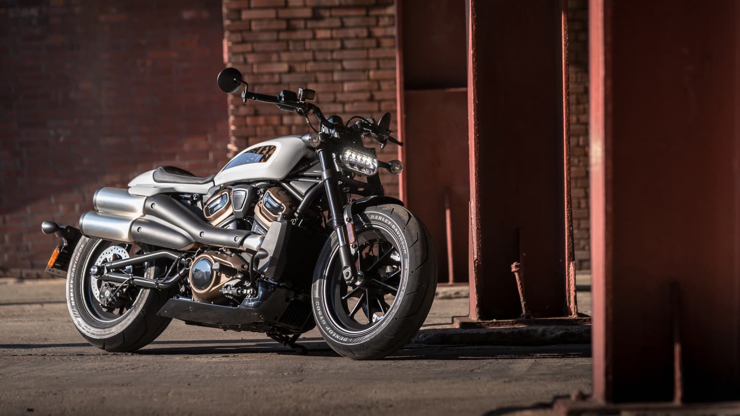 Eine Harley Davidson Sportster S steht auf einem Platz, seitlich zu sehen