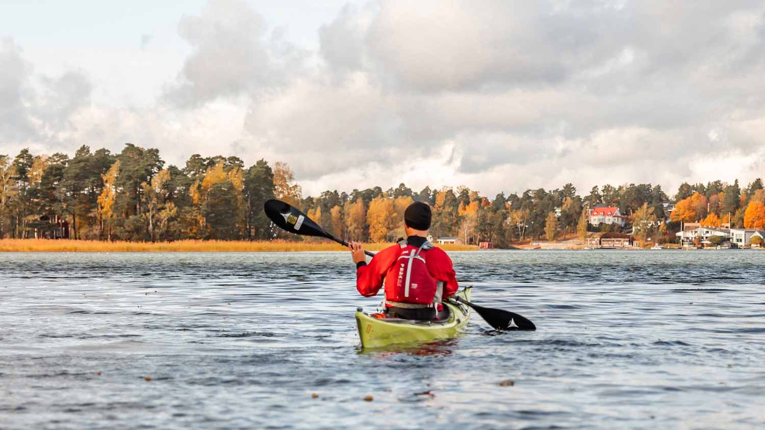 Kajakfahrer in den Schären vor Helsinki