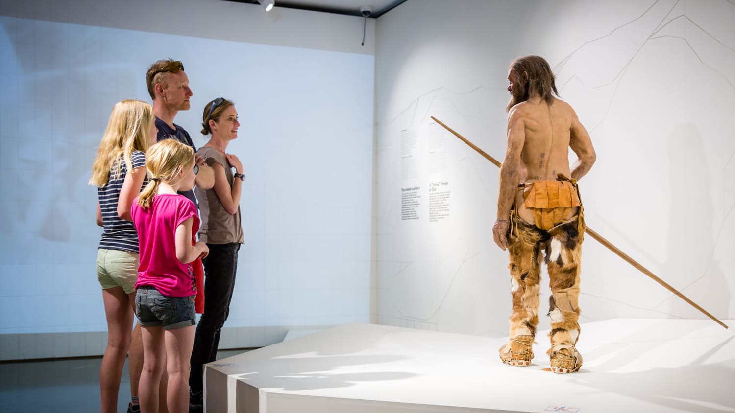 Aufnahme der Ötzi Ausstellung im Südtiroler Archäologiemuseum