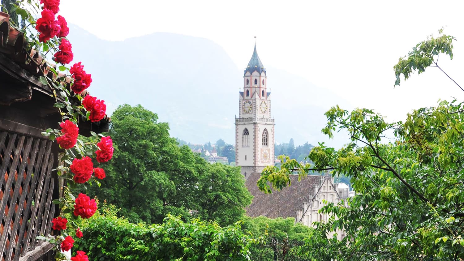 Aufnahme aus der Ferne der Stadtpfarre in Meran